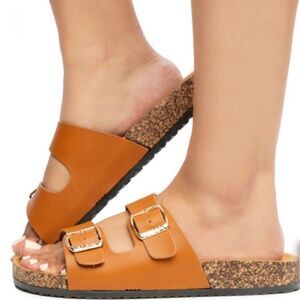 BRAND NEW CL-LAUNDRY GOLD BUCKLE SLIP ON STYLE WOMEN"S SANDAL